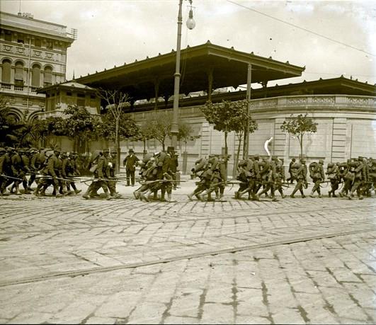 Genova - Stazione Brignole - soldati in marcia