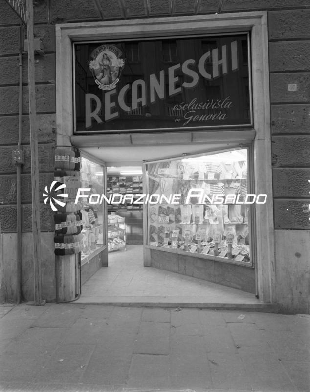 Genova - vetrina negozio Recaneschi