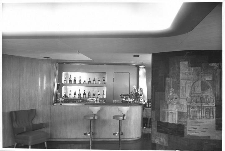 Enotria - piano bar con sedie e decorazione a pannello su muro