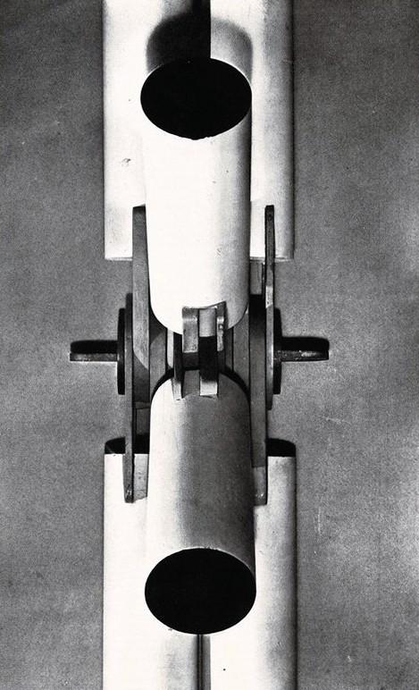 Un giunto articolato proposto da Wachsmann per la costruzione degli hangars. In questo giunto posso essere riunite fino a venti parti costruttive che vengono tenute assieme con soli tre cunei, maggio - giugno 1957, anno V, n. 3 - p. 40
