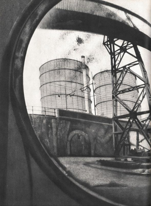 Seconda di copertina - gasometri allo specchio, fotografia di Kurt Blum