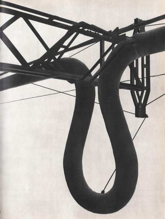 Terza di copertina - tubazione, fotografia di Kurt Blum