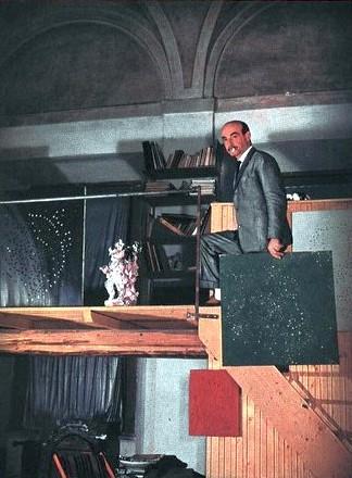 Il pittore Lucio Fontana nel suo studio di Milano, settembre 1954, anno II, n. 5 - p. 37