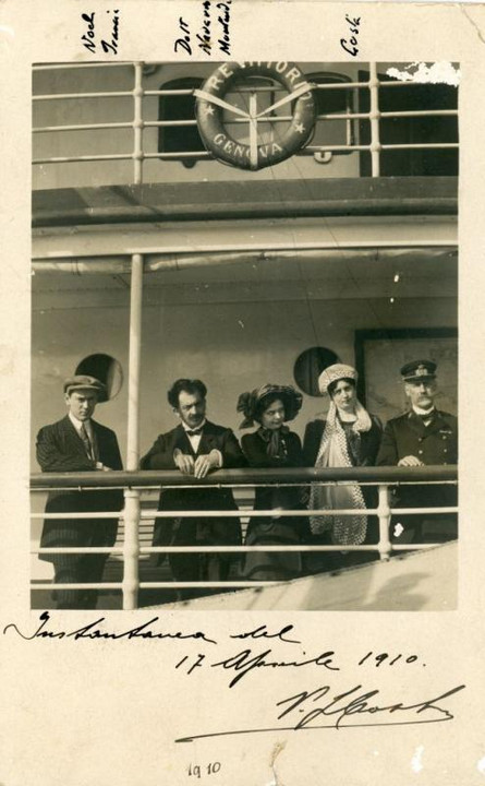Foto di gruppo del comandante Francesco Gerolamo Ansaldo, a bordo del piroscafo Re Vittorio con soggetti non identificati