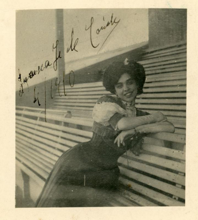 Ritratto di donna non identificata. "Ricordo al signore comandante Francesco Ansaldo" sul retro della foto