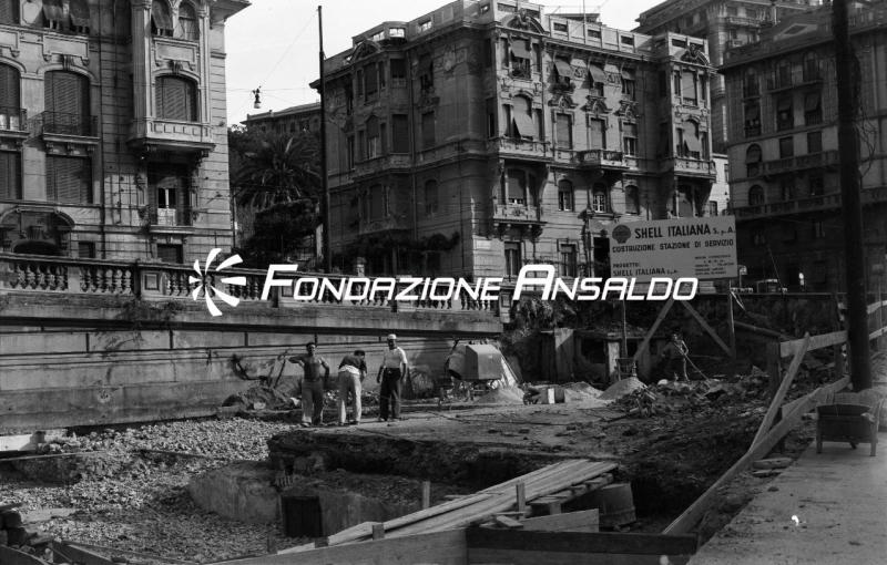 Genova - via Francesco Pozzo - distributore Shell