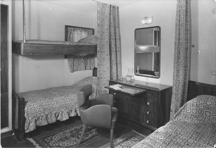 Enotria -  Cabina di seconda classe  con letto a castello e comò con poltrona