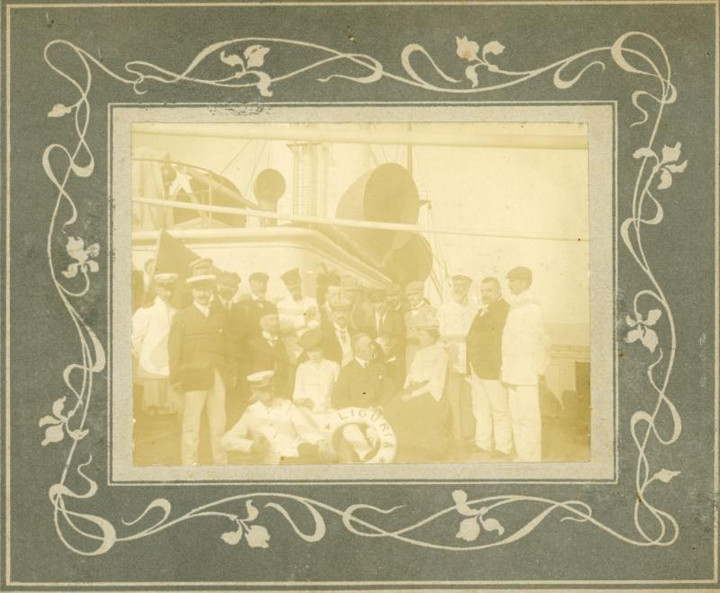 Ritratto di gruppo con il comandante Francesco Gerolamo Ansaldo a bordo del piroscafo Liguria