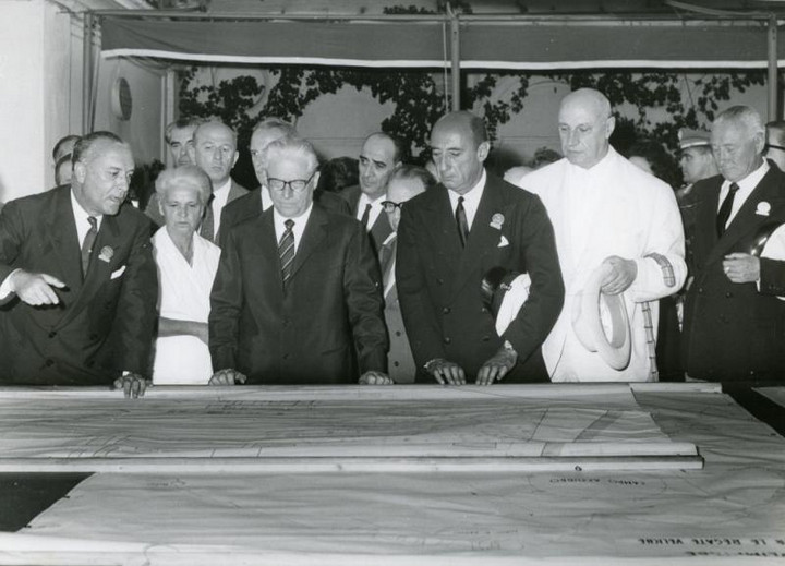 Giovanni Ansaldo e i rappresentanti dello Yacht Club Canottieri Savoia di Napoli