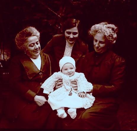 Edoardino con le nonne e Lina