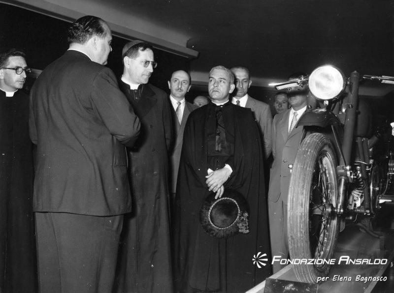 Motoguzzi - visita dell'arcivescovo Giuseppe Siri