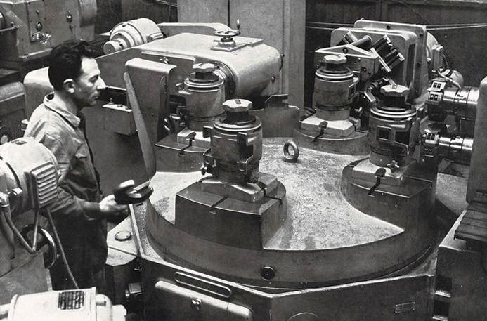 Operatrice a 4 stazioni successive che esegue sulla carcassa la spianatura e la foratura dei piedi, la spianatura dell'appoggio sulla basetta e lo smontaggio e montaggio delle carcasse dei nuovi motori ASG - p. 75