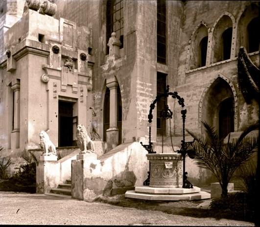 Pozzo fiorentino e scala laterale del teatro