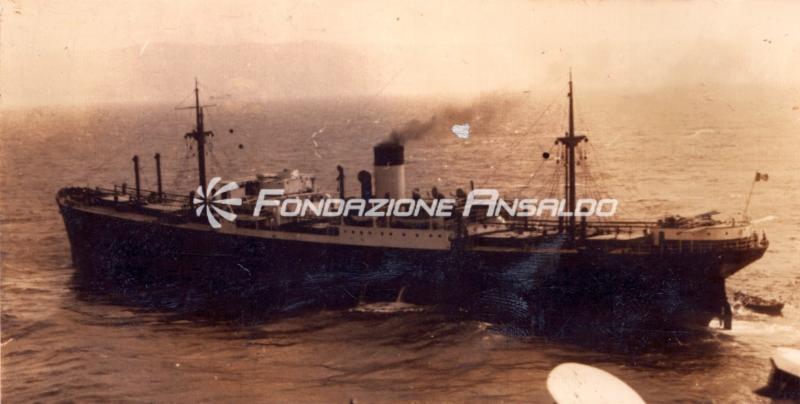 Nave non identificata, in navigazione, fotografata da bordo del transatlantico Rex