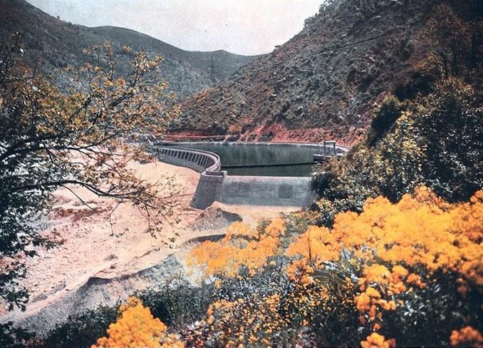 La vasca di accumulazione dell'impianto 2° salto Mucone antistante alla centrale di Luzzi da 55.000 kW ubicata a fondo valle, marzo - aprile 1957, anno V, n. 2 - p. 32