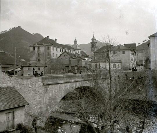 Rossiglione -  ponte vecchio e chiesa