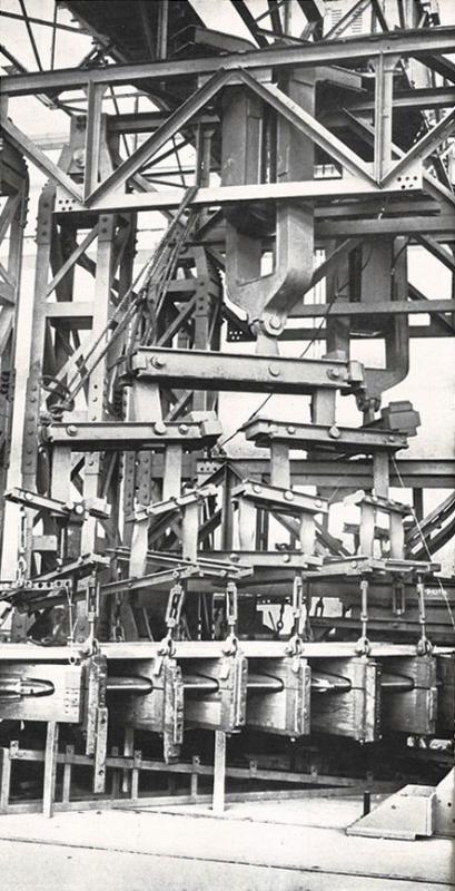 Pomigliano d'Arco (Napoli): alcuni momenti delle prove di robustezza svoltesi nello stabilimento dell'Aerfer sull'ala del reattore leggero "Sagittario II" - p. 48