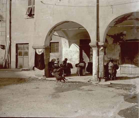 Rapallo -  donne al tombolo
