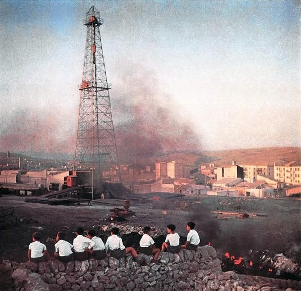 Ragazzi siciliani che guardano il derrick n.2 della American International Oil & Fuel Company, settembre 1954, anno II, n. 5 - p. 25