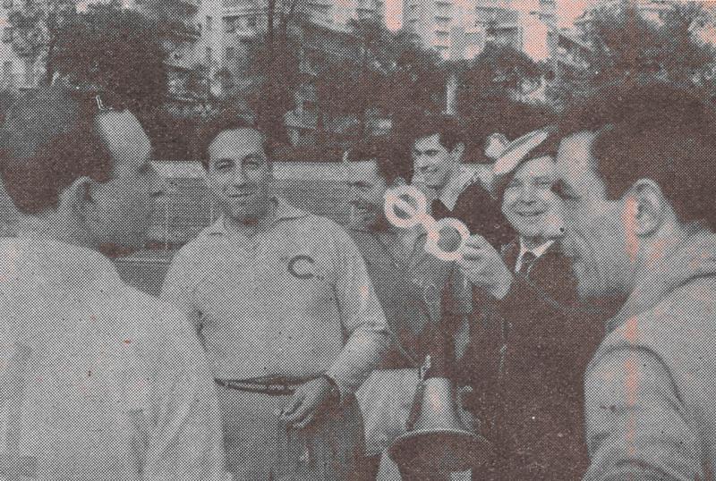 I capitani delle due squadre e l'arbitro