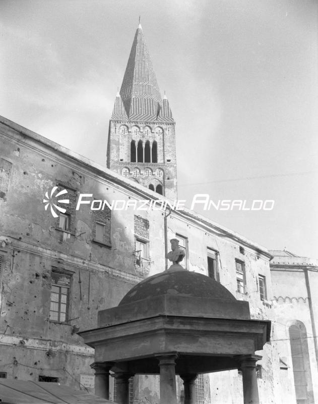 Genova - piazza Sarzano - Chiesa Sant'Agostino e pozzo di Giano