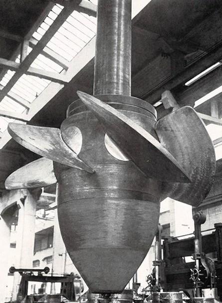 Particolare della girante di una turbina Kaplan, settembre 1954, anno II, n. 5 - p. 75