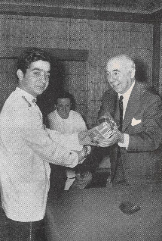 Il signor Andrea Costa consegna il premio a uno dei partecipanti al corso