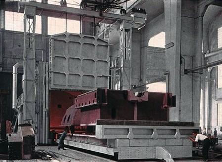 Ricottura di una cassa turbina a vapore nello stabilimento Ansaldo di Genova Sampierdarena, settembre 1954, anno II, n. 5 - p. 33