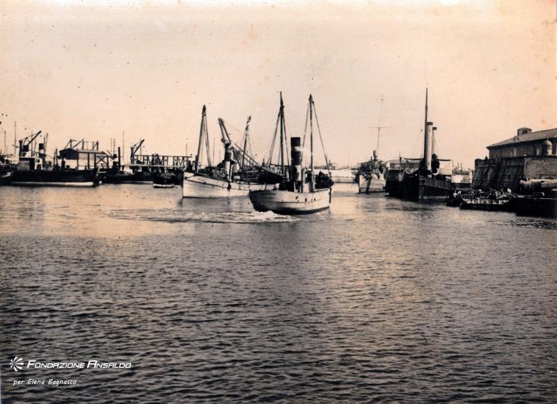 Arrivo ad Ancona del Rimorchiatore Orient e Cacciatorpediniere n. 30 a rimorchio del Tifone e Ciclone