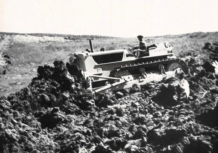 Trattore AF/8 dell'Ansaldo-Fossati con angledozer a comando meccanico, raggiunge una potenza di 135 cavalli,  maggio 1954, anno II, n. 3 - p. 20