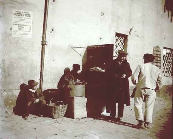 Genova - via G. T. Invrea - giornalaio