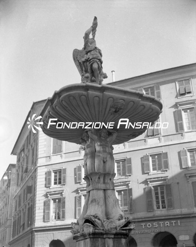 Genova - piazza Colombo - fontana del Genio Marino