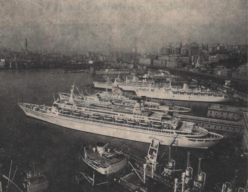 Navi Costa ormeggiate nel porto di Genova, p. 1