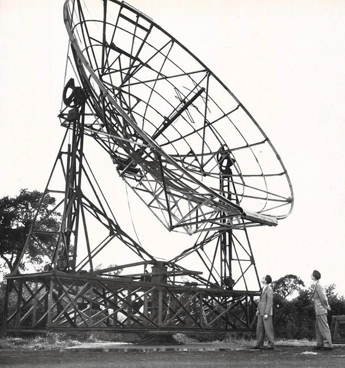 Jodrell Bank: questo radar detector che era servito per l'intercettamento degli aerei durante l'ultima guerra è stato utilizzato per studiare le stelle,  maggio 1954, anno II, n. 3 - p. 47