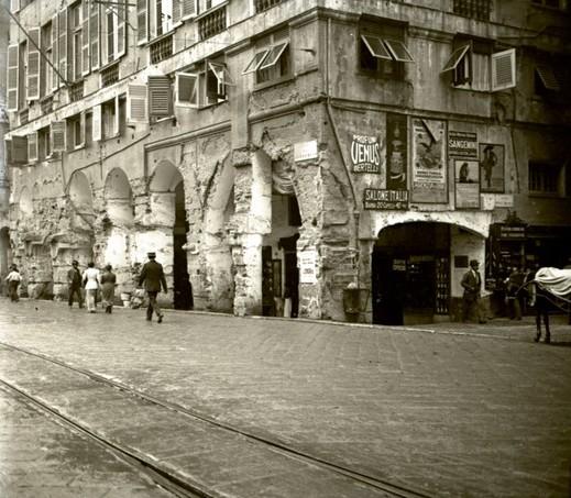 Genova - portici di Sottoripa