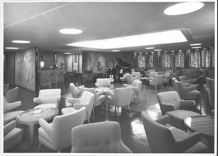 Enotria -  Sala di soggiorno e  bar con pianoforte e zona  musicisti
