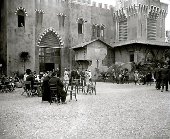 Caffè all&#039;ingresso della Mostra Coloniale