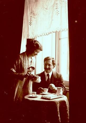 Rita Manari e Alfredo mentre prendono un caffè