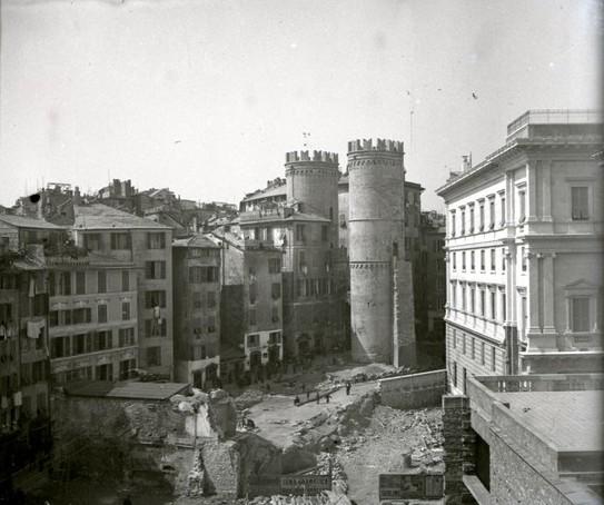 Genova - Porta Soprana e demolizioni in vico Dritto Ponticello