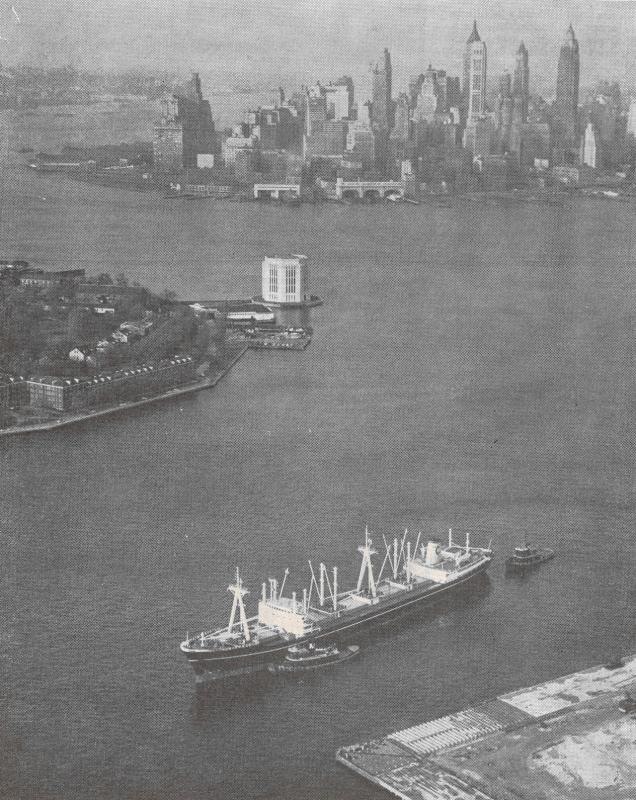 La turbonave "Pia Costa" nel porto di New York