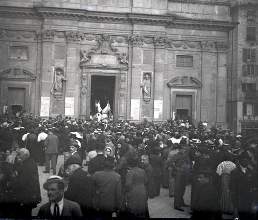 Genova - chiesa di S. Ambrogio - processione religiosa