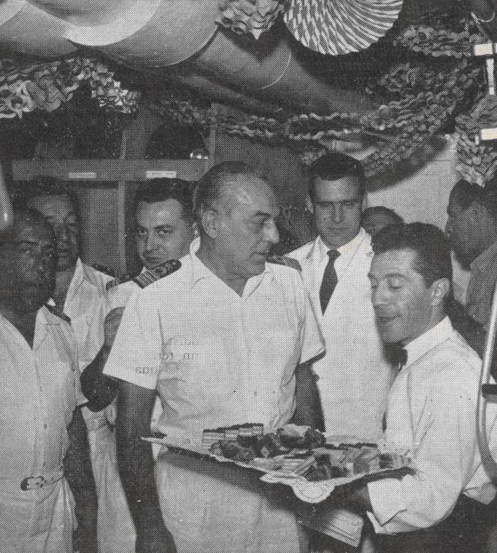 Lo sguardo del comandante della "Bianca C." tradisce un certo sospetto