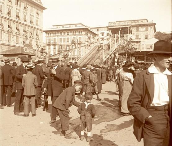 Genova - festival in piazza del Popolo - montagne russe