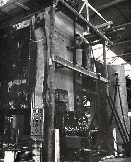 Stabilimenti di S. Eustacchio: una pressa meccanica da 600 tonnellate in costruzione a Brescia per conto dell'Alfa Romeo - p. 50