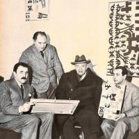 Seconda di copertina - La capitale astratta, maggio - giugno 1957, anno V, n. 3. Nella foto sono presenti Carlo Cardazzo, Giuseppe Capogrossi, Vincenzo Cardarelli e Vittorio Del Gaizo