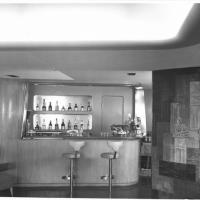 Enotria - piano bar con sedie e decorazione a pannello su muro