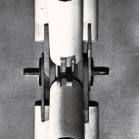 Un giunto articolato proposto da Wachsmann per la costruzione degli hangars. In questo giunto posso essere riunite fino a venti parti costruttive che vengono tenute assieme con soli tre cunei, maggio - giugno 1957, anno V, n. 3 - p. 40