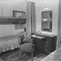 Enotria -  Cabina di seconda classe  con letto a castello e comò con poltrona