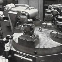 Operatrice a 4 stazioni successive che esegue sulla carcassa la spianatura e la foratura dei piedi, la spianatura dell'appoggio sulla basetta e lo smontaggio e montaggio delle carcasse dei nuovi motori ASG - p. 75