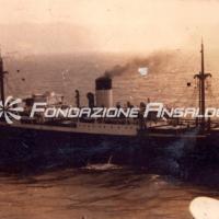 Nave non identificata, in navigazione, fotografata da bordo del transatlantico Rex